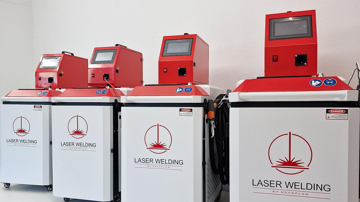 Es sind Laserschweißgeräte und Laserreinigungsgeräte in rot und grau zu sehen.