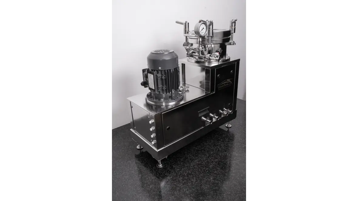 Cross Flow Filtrationsanlage von novoflow Zu sehen ist eine Cross Flow Filtrationsanlage in silber von der Firma novoflow. Sie hat vier Standfüße.